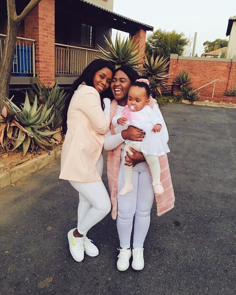 ASIE_COKILE's tweet photo. Aza, mommy and aunties https://t.co/q5PfeLT6np