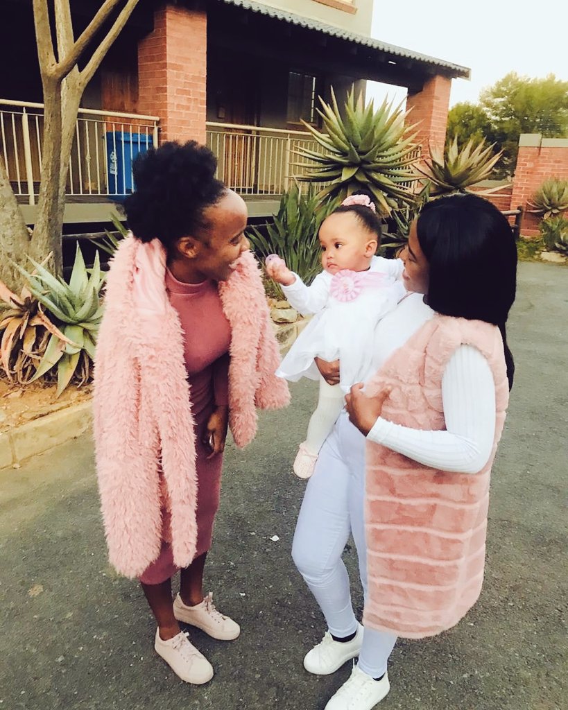 ASIE_COKILE's tweet photo. Aza, mommy and aunties https://t.co/q5PfeLT6np