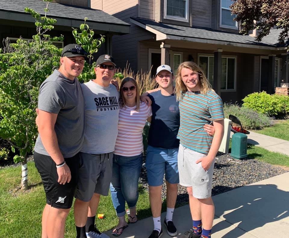 crabtooch's tweet photo. Love my squad. We’re not perfect, but we care about the whole. #mystarting5 @Nicktree4 @braycrab12 https://t.co/uB1ZYsVQ4T