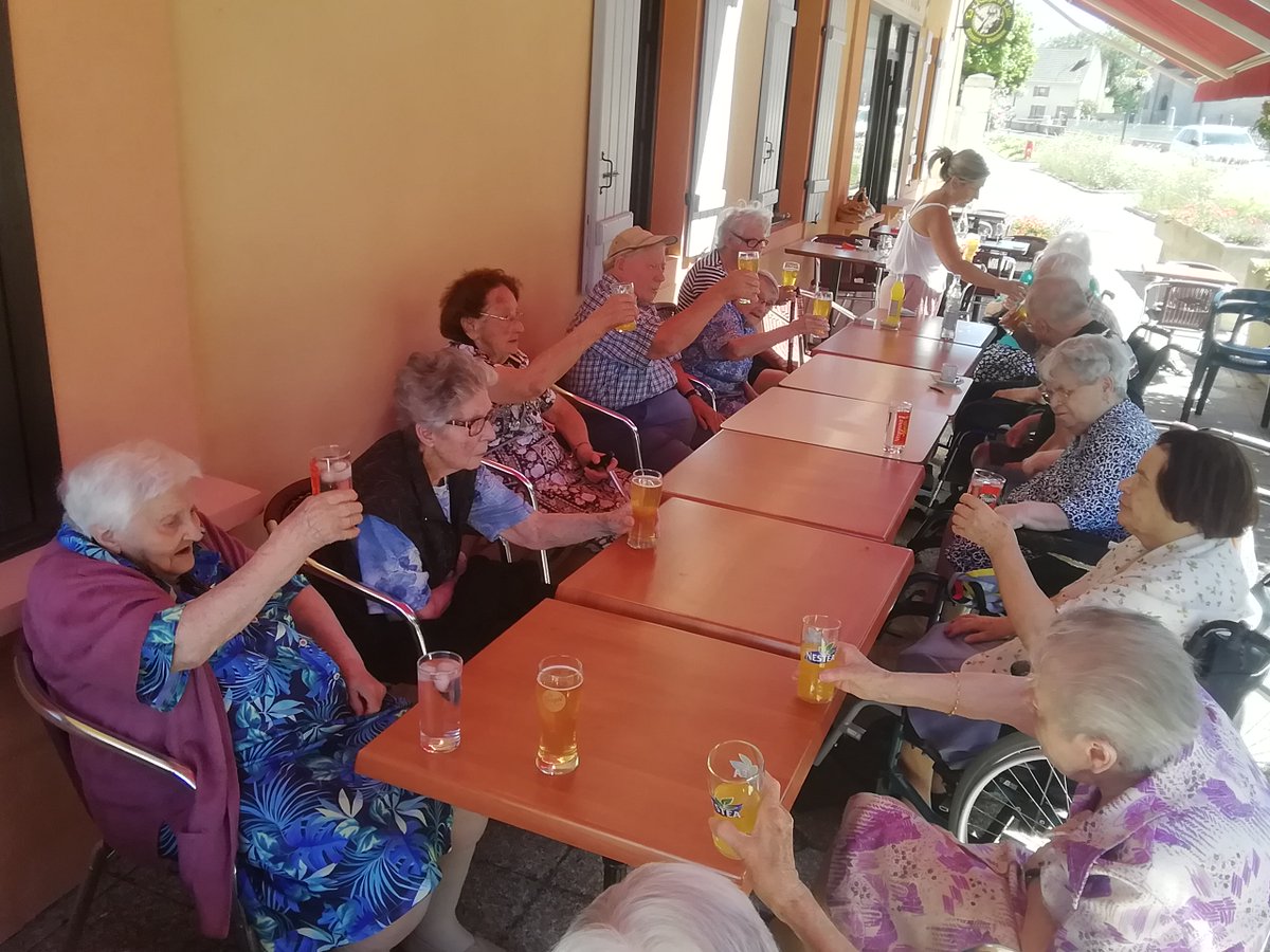 ehpadciel's tweet photo. Les fortes chaleurs arrivent !

Tout en respectant les gestes barrières, certains résidents de l'EHPAD ont partagé un instant festif au restaurant "La Marmite" à Ciel qui était le bienvenu avant les contraintes à venir... https://t.co/VbtmNgaaJB