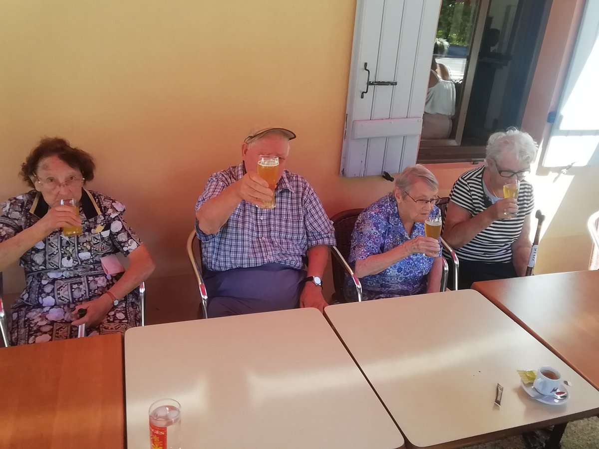 ehpadciel's tweet photo. Les fortes chaleurs arrivent !

Tout en respectant les gestes barrières, certains résidents de l'EHPAD ont partagé un instant festif au restaurant "La Marmite" à Ciel qui était le bienvenu avant les contraintes à venir... https://t.co/VbtmNgaaJB