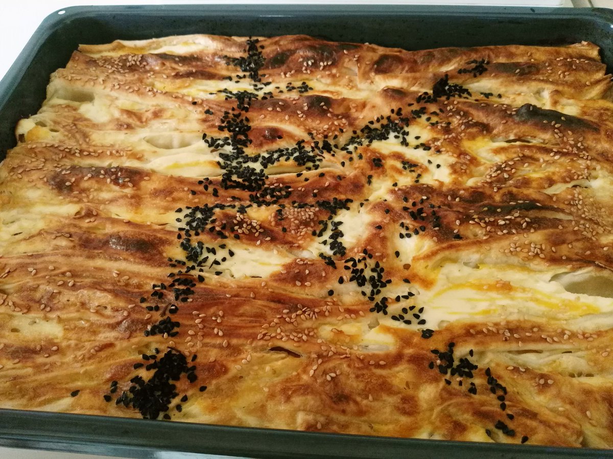 CenkKurucu's tweet photo. kızımın elinin değdiği nasılda belli oluyor baş harfini yazdı böreğin üzerine 😋 #patatesli 👌 https://t.co/TfJSjb9UZl