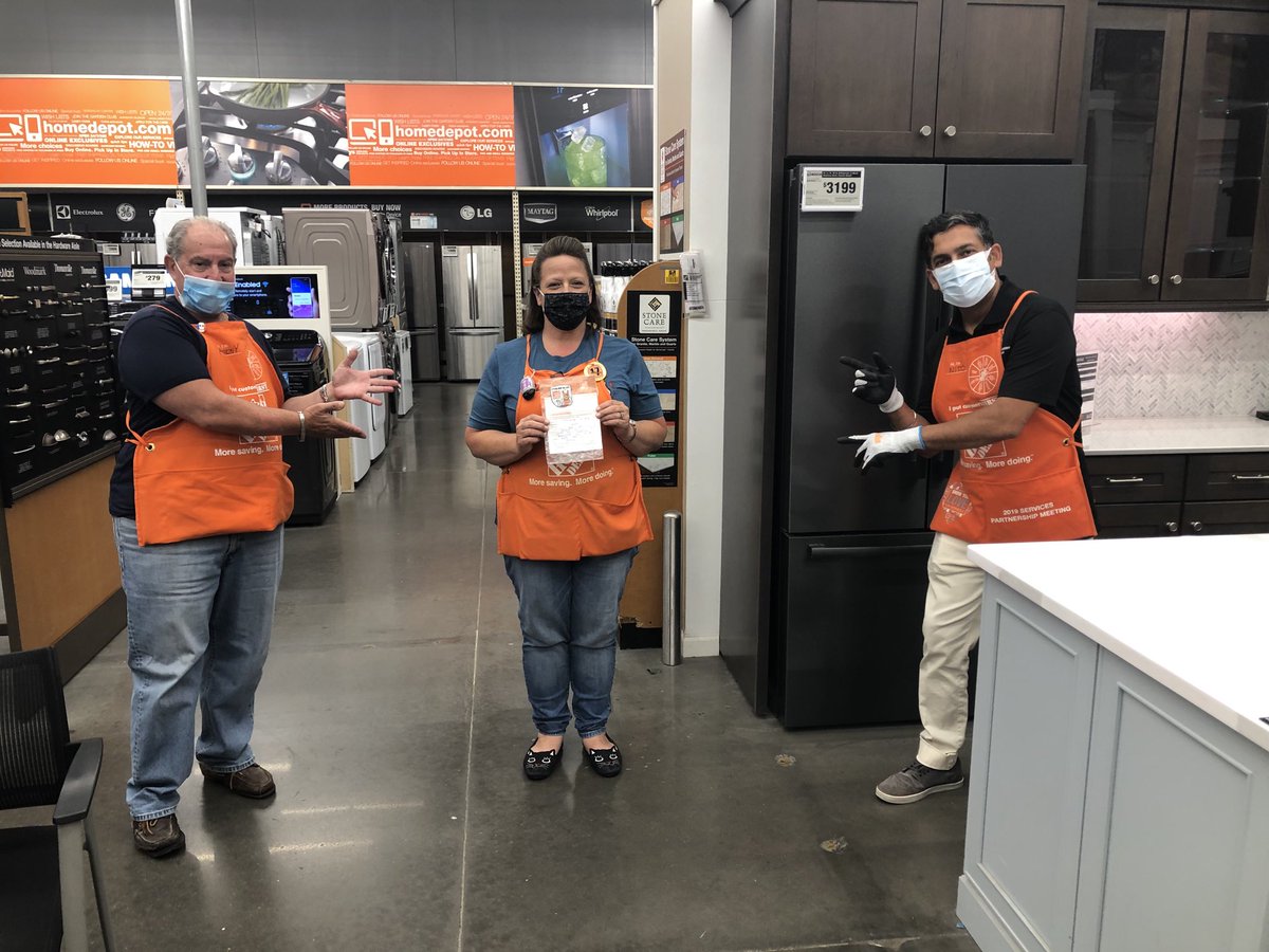 Regina being recognized for outstanding customer service by Nito. ⁦<a href="/Nitonaroola/">Nito</a>⁩ ⁦<a href="/claudio2278/">Claudio Parraguirre</a>⁩  ⁦<a href="/lizawitch67/">tiramisubunny@crypto68.eth 🦇🔊</a>⁩