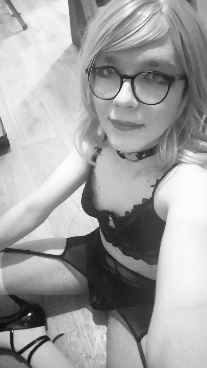 SissyAliceXXX's tweet photo. Glasses or no glasses ? 🤔
#sissy #sissyslut #crossdresser #crossdressing https://t.co/HFgHEBmW68