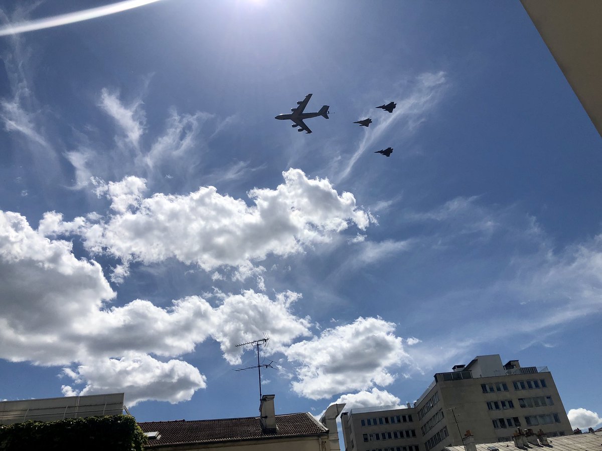 Aperçu dans le ciel de #Neuilly... ✈️ 

Répétition générale du défilé aérien du #14juillet 🇫🇷👏🏼