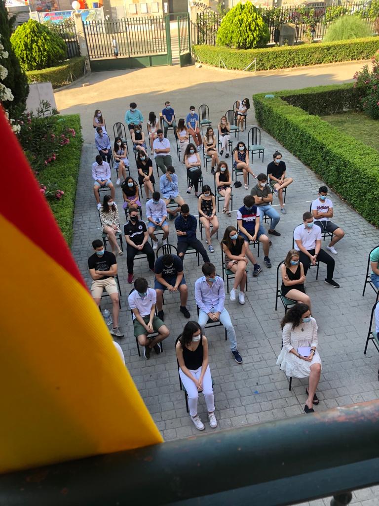 ccristotorrijos's tweet photo. Equipo Entér@te
"Haced lo que Él os diga"
EMOTIVA Y SENCILLA DESPEDIDA A NUESTROS CAMPEONÍSIMOS DE 2º DE BACHILLERATO
Hoy, en la puerta principal del Colegio hemos despedido como se merecen a nuestros alumnos de 2º de Bachillerato. https://t.co/2lTSMhVKLw