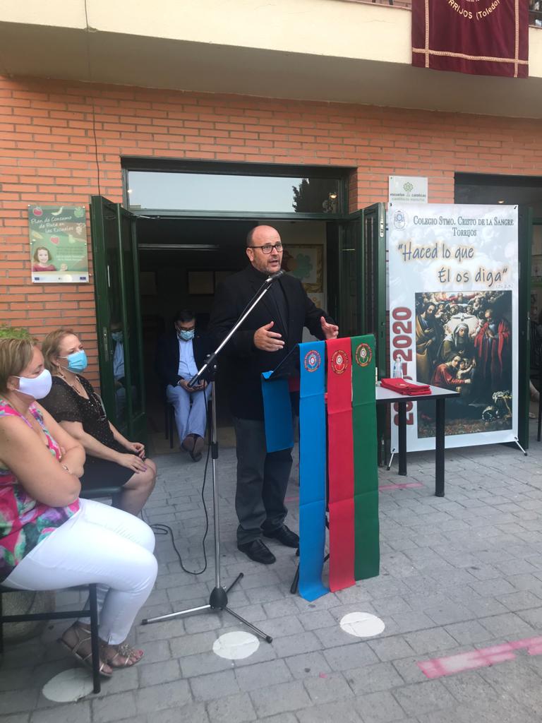 ccristotorrijos's tweet photo. Y antes de la imposición de becas, D. Ángel, en su breve discurso, les ha invitado a cumplir dos deseos. Uno, que intenten amar y buscar la verdad. Dos, que sean buenas personas allá por donde vayan y que hagan el bien. https://t.co/cQrOvebRWD