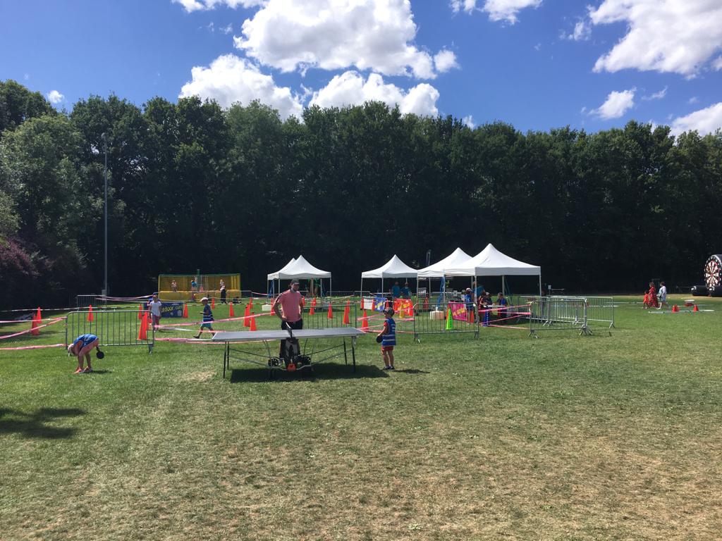 grandparissud's tweet photo. [En direct #AggloFunTour ▶] Aujourd’hui, nous nous sommes rendus à @Nandy77176 pour découvrir les activités de la semaine : structures gonflables, jeux de raquettes, de ballons…😍.  Profitez-en jusqu’à samedi !
Plus d'infos : https://t.co/46JdcZCAh6 https://t.co/TZBnM1UK4F