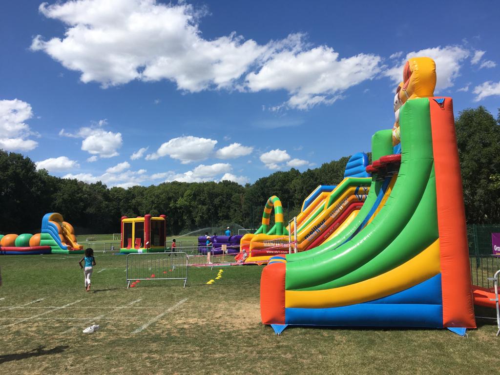 grandparissud's tweet photo. [En direct #AggloFunTour ▶] Aujourd’hui, nous nous sommes rendus à @Nandy77176 pour découvrir les activités de la semaine : structures gonflables, jeux de raquettes, de ballons…😍.  Profitez-en jusqu’à samedi !
Plus d'infos : https://t.co/46JdcZCAh6 https://t.co/TZBnM1UK4F