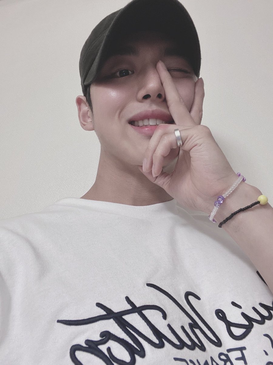 CUBE_PTG's tweet photo. [#홍석] 유니버스 굿나잇💕 https://t.co/BsbXKH8ODU