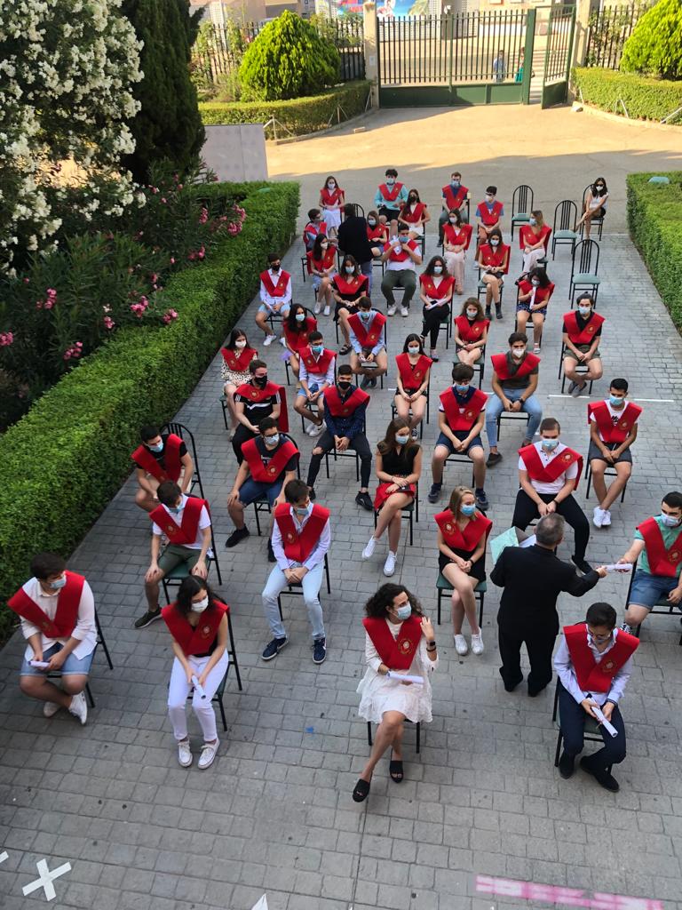Como broche final, se ha procedido a la imposición de las becas a nuestros preuniversitarios.