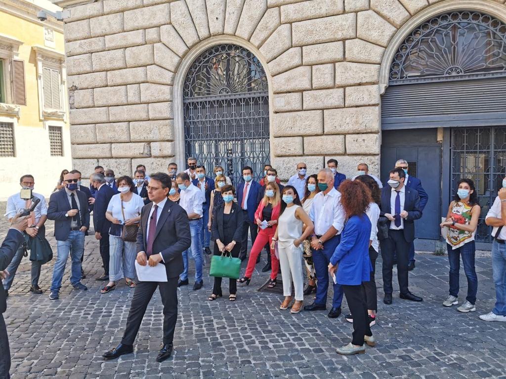 ⛔️❌❗️⛔️IL PAESE HA BISOGNO DI INFRASTRUTTURE INVECE E' BLOCCATO DA UN #GOVERNO CHE LITIGA SU TUTTO❗️
Abbiamo manifestato contro questo #Governo che blocca l'Italia e non è in grado di far ripartire le #opere e le #infrastrutture necessarie per una #ripresa economica  a 360°