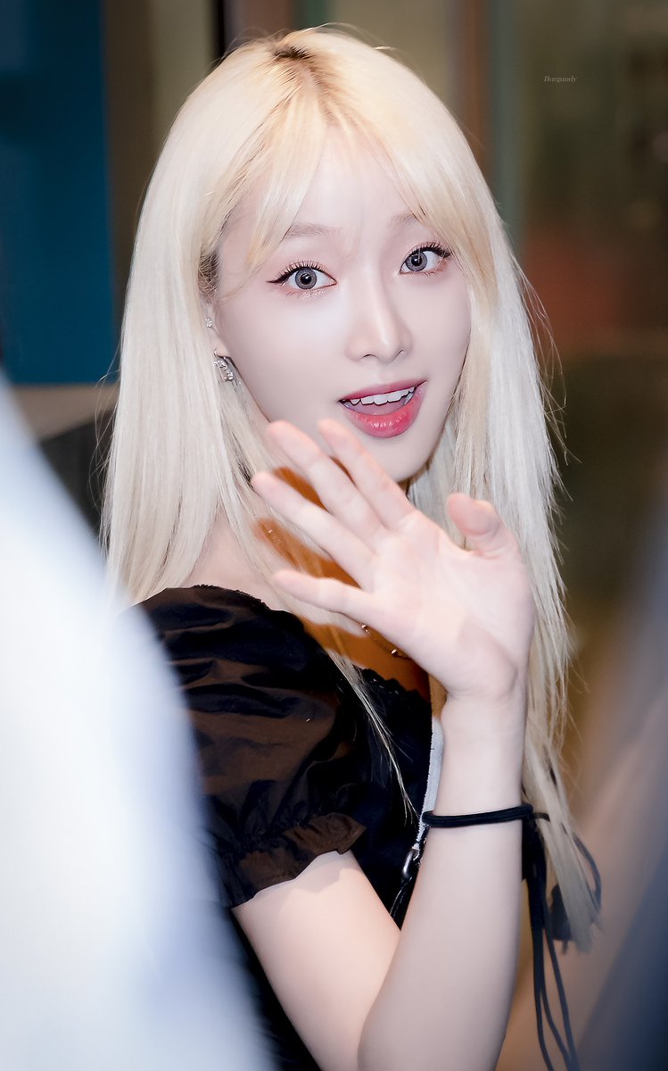 saebomnet's tweet photo. 200704 퇴근 💛🧡❤️
#새봄 #김새록 #네이처 
@nature_nchworld https://t.co/xHH6BD8UGU