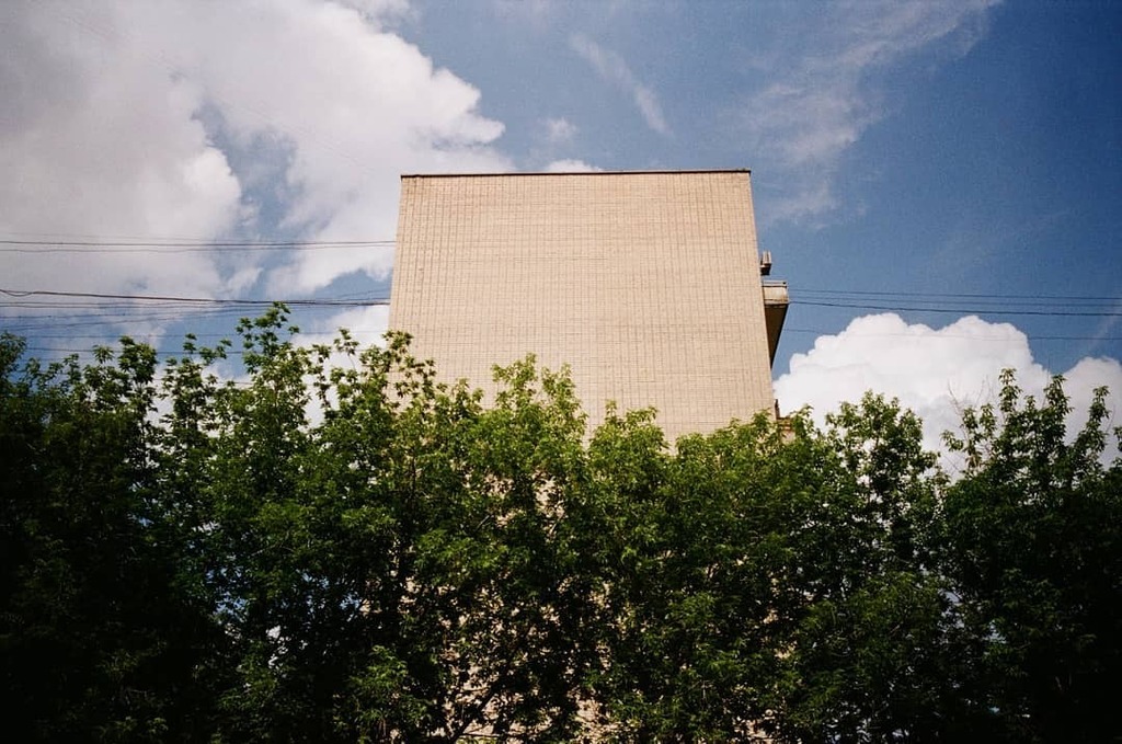 MaxBatsyn's tweet photo. 2019
.
.
.
#moscow #russia #streetphotography #filmphotography #film #35mm #filmisnotdead #filmisnotdeaditjustsmellsfunny #shootfilmnotmegapixels #believeinfilm #konicahexaraf #hexaraf #color #architecture #archillect #minimal_streetphoto https://t.co/kzqT0hpfiF https://t.co/6NV099WlaG