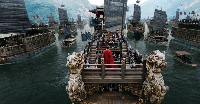 Lanjot. Jadi pasukannya Sun Quan udah terlatih buat naval battle kan, sedangkan pasukannya Cao Cao nih banyak yang kaga, sebagian besar infanteri & kavaleri.Karena ini, pasukan Cao Cao banyak yang mabok karena arus sungai & sakit karena ga familiar sama iklim di selatan.