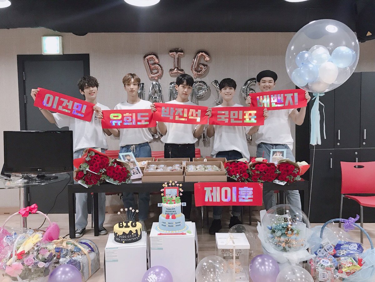 intbiginning's tweet photo. B.I.G with the gifts from us!
Hope you guys happy &amp; enjoyed it! 💕

#비아이지X비기닝 #BIGxBIGINNING
#InternationalBiginning
#비아이지 #BIG #비기닝 #biginning
#제이훈 #벤지 #건민 #민표 #희도 #진석
#6yearswithBIG https://t.co/C9XrwDme9S