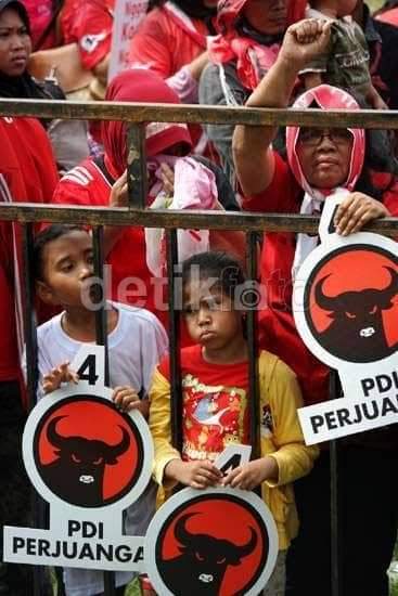 pakaipeci's tweet photo. Jgn kasih tau julpikar ya. Pliiiiss!
Kesian adik" ini. Nanti dikatain calon koruptor atau pengganti pancasila https://t.co/g802E9hlEA