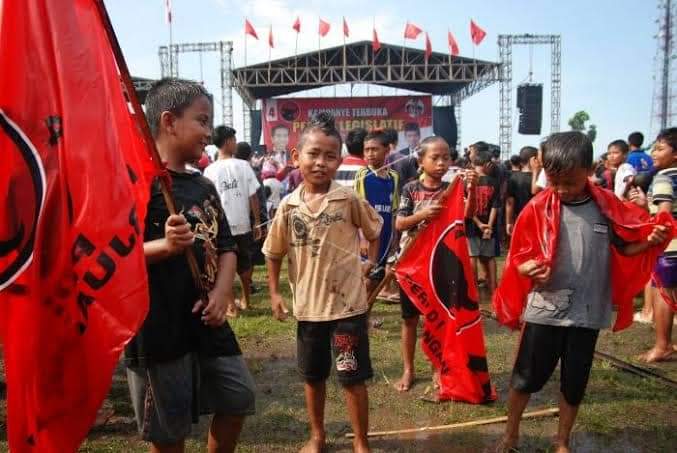 pakaipeci's tweet photo. Jgn kasih tau julpikar ya. Pliiiiss!
Kesian adik" ini. Nanti dikatain calon koruptor atau pengganti pancasila https://t.co/g802E9hlEA