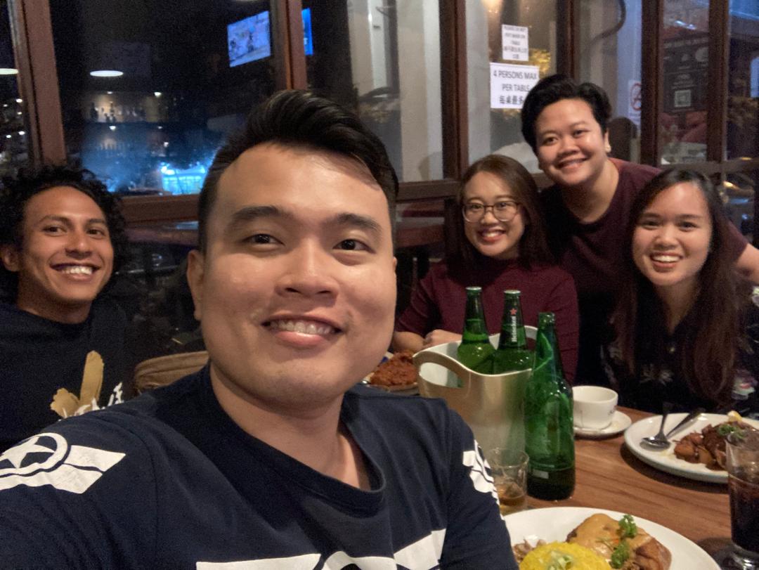 cljvxcv's tweet photo. chillin vibes with my ex mrsm-mates yesterday's night ✨🍻🌙 #mrsmmukah #batch2011 #minigathering https://t.co/5cJ7VMLP83