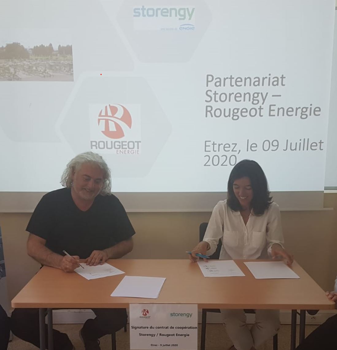 Storengy's tweet photo. @Storengy et Rougeot Energie signent un partenariat pour développer des projets de production et de stockage d’#hydrogène pour l'#industrie et la #mobilité. 
Ensemble, nous affirmons notre volonté d’accompagner la transition des territoires vers une économie neutre en carbone. https://t.co/WXanpL8p5E