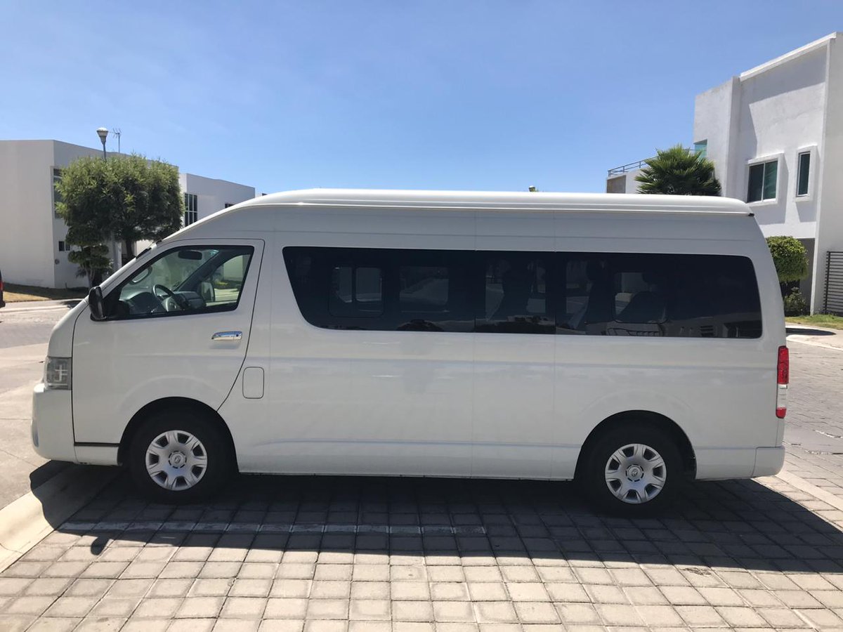 #Puebla| 
#AlertaCiudadana #Urgente Despojan con pistola en mano a chofer para robarle camioneta Toyota Hayce 2016 con placas UAJ 9445, en Anillo Periférico a la altura de Flor del Bosque, con sentido a Chachapa. Si tienes alguna información, favor de comunicarse al 2221-1594299