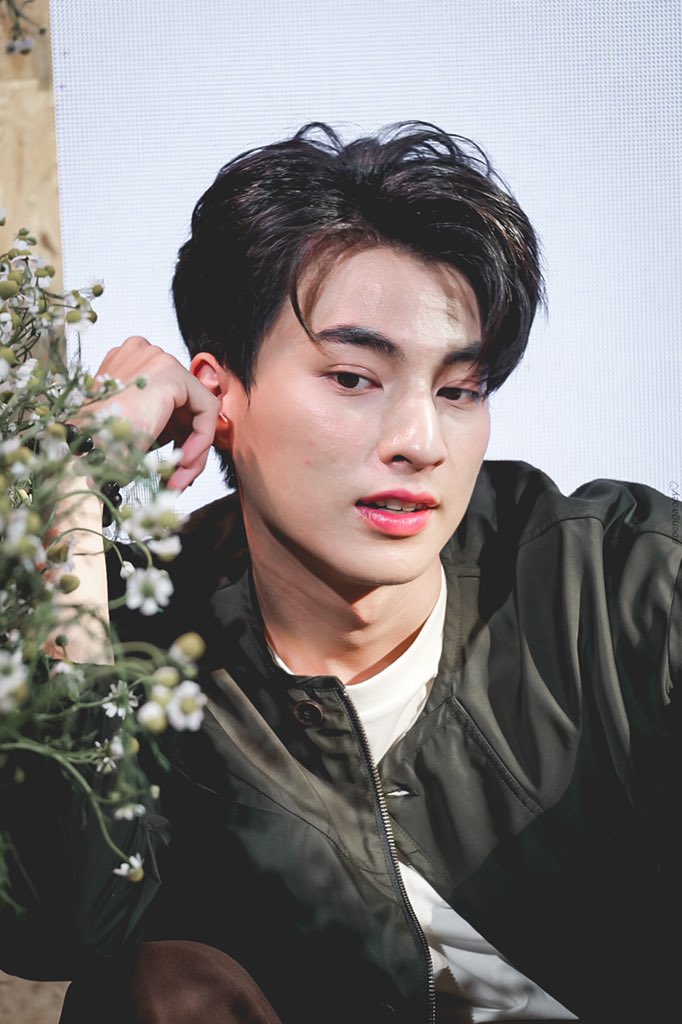woongsunger's tweet photo. extremely beautiful, typically delicate 🌿✨ https://t.co/dmOOZadp1V