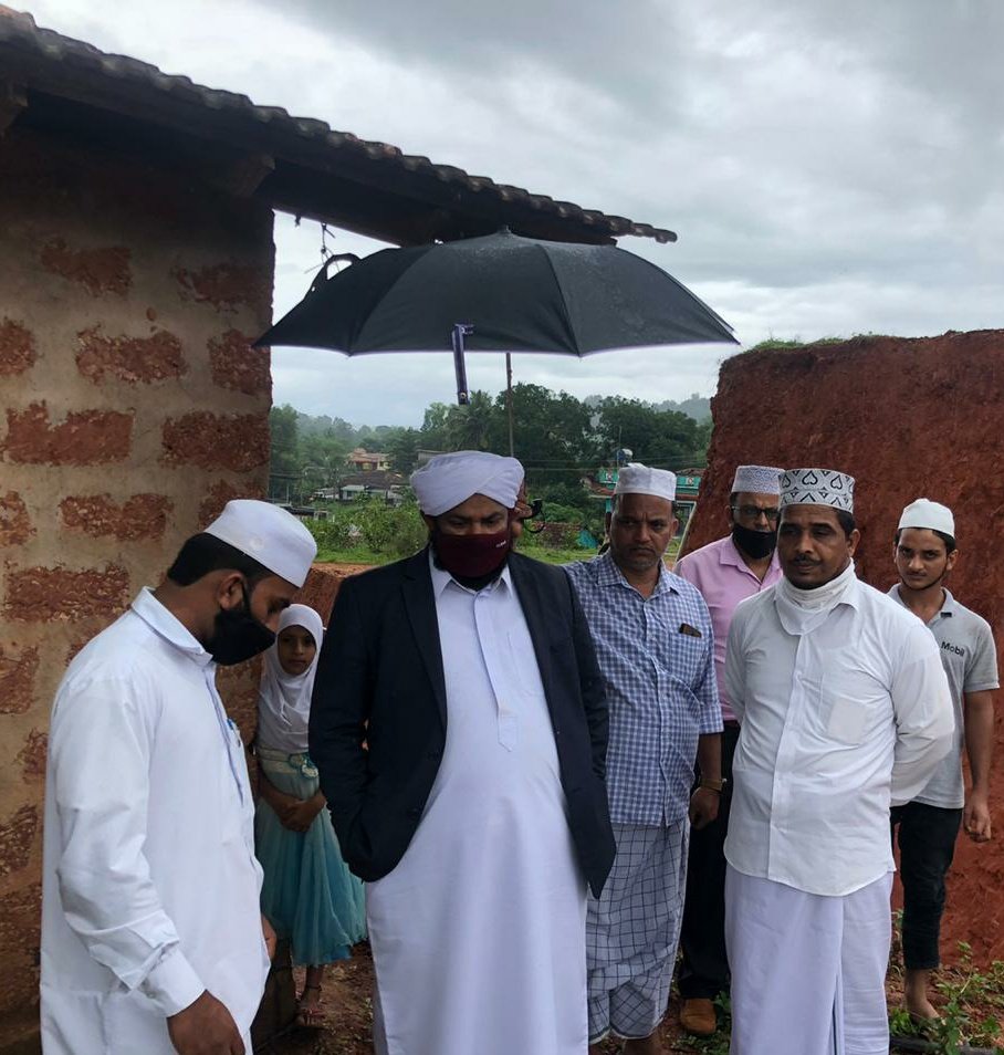 shafi_saadi's tweet photo. ತುಮಕೂರು ಇಹ್ಸಾನ್ ಚಟುವಟಿಕೆಯಲ್ಲಿ ಸಕ್ರಿಯರಾಗಿ ತೊಡಗಿಸಿಕೊಂಡಿದ್ದ ಶಮೀರ್ ಹಿಮಮಿ ಅವರ ಉಪ್ಪಿನಂಗಡಿ ಸಮೀಪವಿರುವ ಜಾರಿಗೆಬೈಲು ಮನೆಗೆ ಭೇಟಿ ನೀಡಿದೆ. ತಾಯಿಯ ಅಗಳಿಕೆಯ ನೋವು ಒಂದು ಕಡೆಯಾದರೆ, ಪಾಳುಬಿದ್ದ ಮನೆ ಮಳೆಗೆ ಆಹುತಿಯಾಗಬಹುದೆಂಬ ಭಯದಲ್ಲಿ ಕುಟುಂಬ ದಿನ ದೂಡುತ್ತಿದೆ.
#Ihsan https://t.co/jS5IPjW0TI