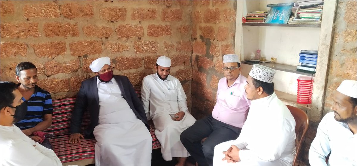 shafi_saadi's tweet photo. ತುಮಕೂರು ಇಹ್ಸಾನ್ ಚಟುವಟಿಕೆಯಲ್ಲಿ ಸಕ್ರಿಯರಾಗಿ ತೊಡಗಿಸಿಕೊಂಡಿದ್ದ ಶಮೀರ್ ಹಿಮಮಿ ಅವರ ಉಪ್ಪಿನಂಗಡಿ ಸಮೀಪವಿರುವ ಜಾರಿಗೆಬೈಲು ಮನೆಗೆ ಭೇಟಿ ನೀಡಿದೆ. ತಾಯಿಯ ಅಗಳಿಕೆಯ ನೋವು ಒಂದು ಕಡೆಯಾದರೆ, ಪಾಳುಬಿದ್ದ ಮನೆ ಮಳೆಗೆ ಆಹುತಿಯಾಗಬಹುದೆಂಬ ಭಯದಲ್ಲಿ ಕುಟುಂಬ ದಿನ ದೂಡುತ್ತಿದೆ.
#Ihsan https://t.co/jS5IPjW0TI