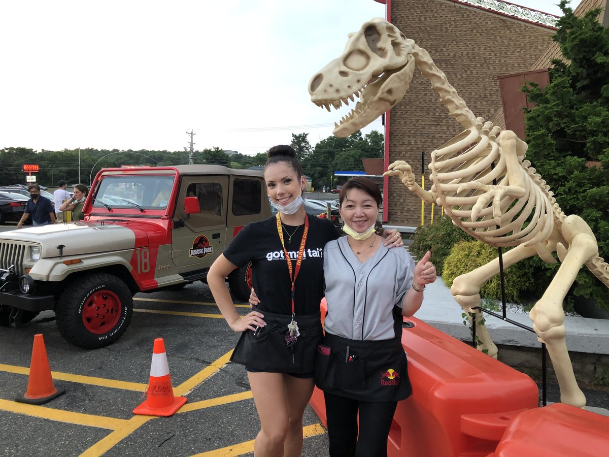 CookingItaly's tweet image. Kowloon Car Hop with Janet Tang (25 years waitressing with a smile at the Kowloon and AlezanMuttay).  Great food, movies, food and friends.   Kowloon Restaurant and Car Hop in Saugus.