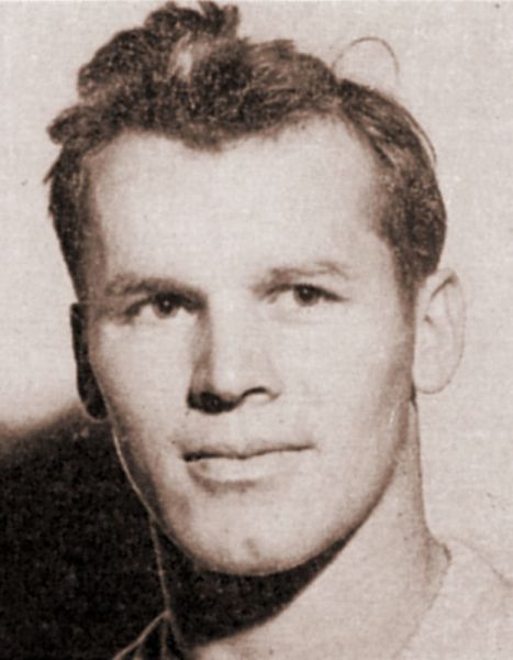 baseballtalktv1's tweet photo. Terrific athlete George Zuk passed away March in his 94th year. Accomplished in hockey &amp; horse racing, he also pitched #Walkerton to multiple Ontario softball championships in 50s. Small but mighty! Excerpt from Sept. 20th 1952 Windsor Star. RIP @SoftballOntario @SoftballCanada https://t.co/eVk0rxZYTE