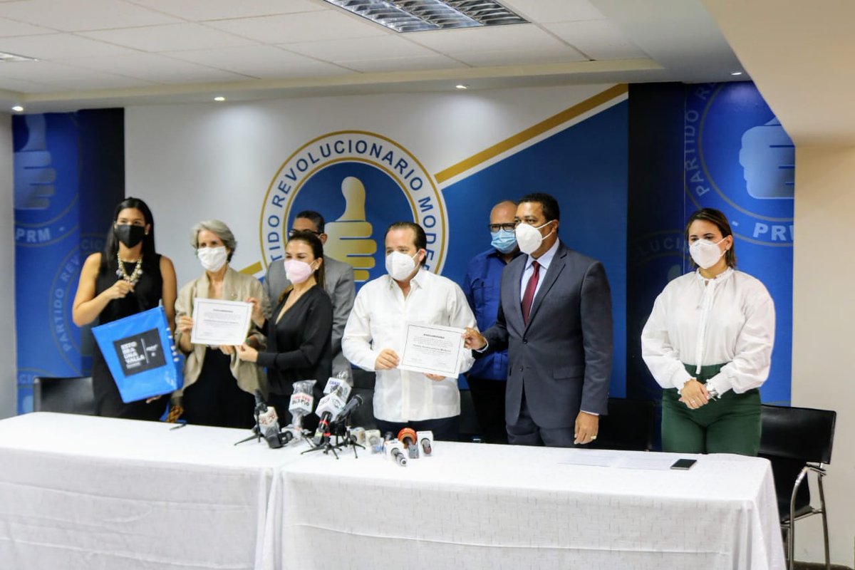 PRM_Oficial's tweet photo. Hoy nuestro Presidente @JosePaliza y Secretaria General @CarolinaMejiaG firmaron un acuerdo con #VallaReusable para reciclar todas las vallas del PRM a nivel nacional, dándoles un segundo uso. https://t.co/v58IZn7wmF