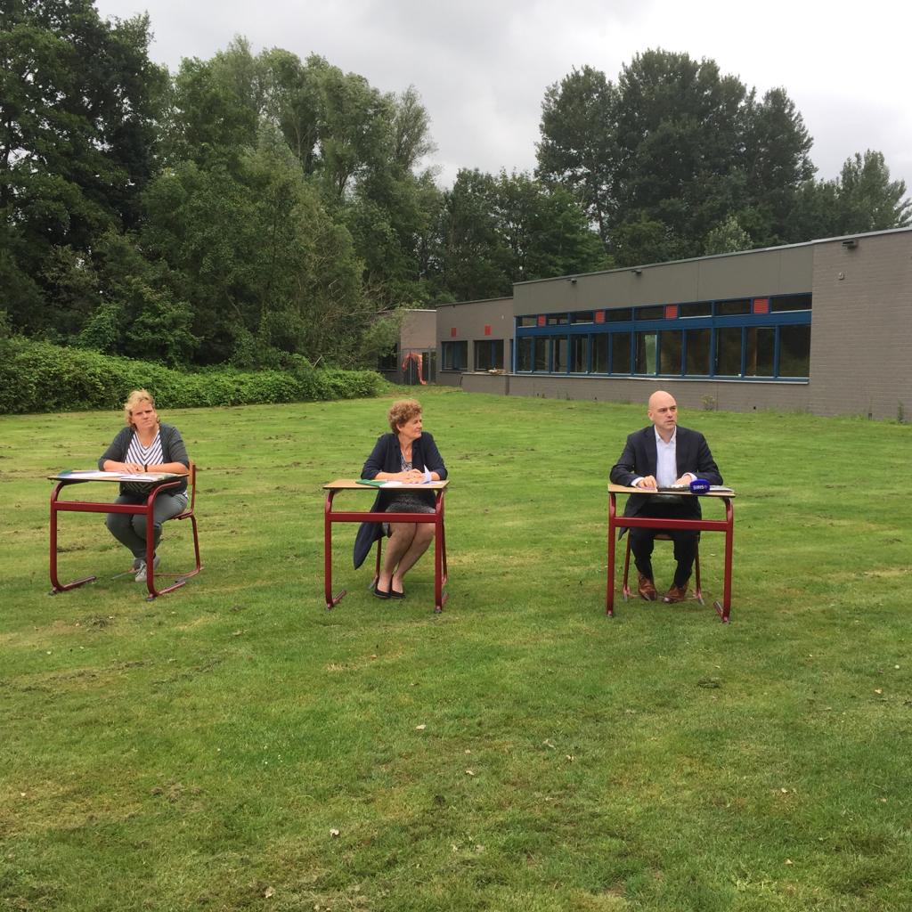 Ondertekening overeenkomsten tussen Prodas (primair onderwijs), Norlandia (kinderopvang) en de gemeente Asten voor de realisatie van een nieuwe brede school in Asten-West (Varendonck). Belangrijke stap voor de toekomst van onze gemeenschap. #Asten #Prodas #Norlandia