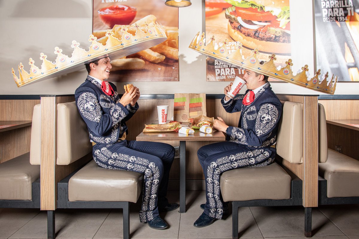 Para darle un toque único a su reapertura, <a href="/BurgerKingMX/">Burger King MX</a>  presentó con <a href="/chadbi_/">Chadbi</a> y <a href="/jesusgamajr/">Jesus Gama Jr.</a> de <a href="/MariachiGamaMil/">Mariachi Gama 1000</a> , sus coronas de distancia social, facilitando de una manera divertida a los invitados practicarla mientras disfrutan dentro del restaurante. #MásAbiertosQueNunca