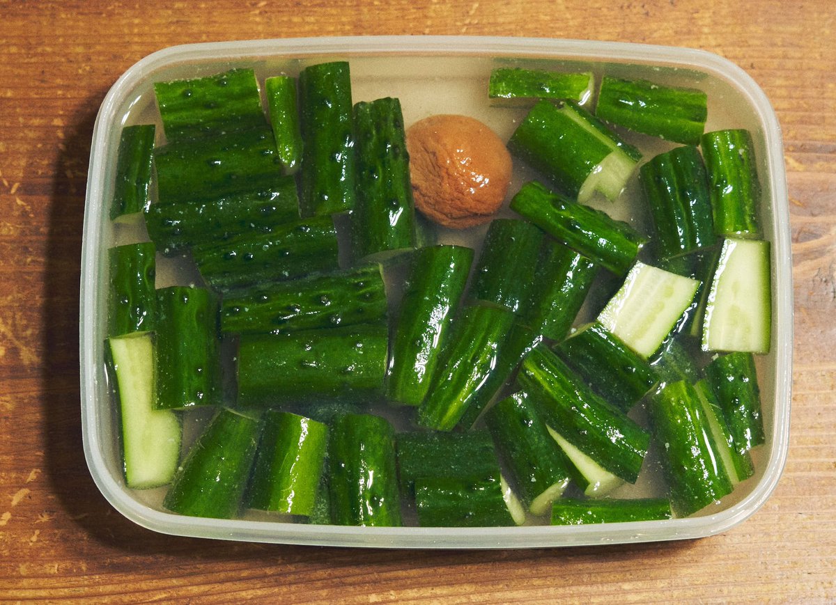 今井真実 料理家 胸肉のソテー 茄子だけラタトゥイユ 茹でた馬鈴薯 梅バター醤油 胡瓜の梅大蒜塩水漬け 海苔と胡瓜の糠漬けのお出汁 最近 娘がおやつがわりにローストチキンを食べるので追い付かずフライパンソテーもしています 胸肉助かります 玉葱 1