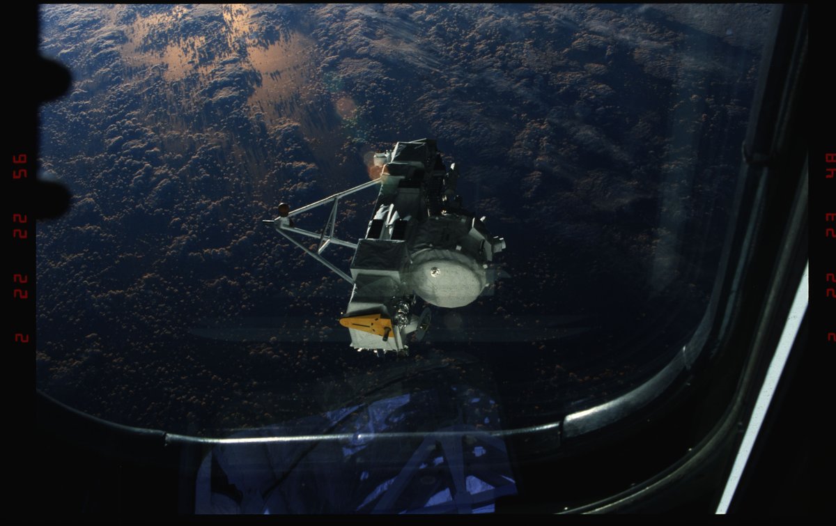 SpaceAboveUs's tweet photo. STS-39 is here with a complicated orbital ballet, some canisters full of gas, and a busted treadmill. I hope you like milkshakes! #STS39 1/7 https://t.co/typyfXdhq8