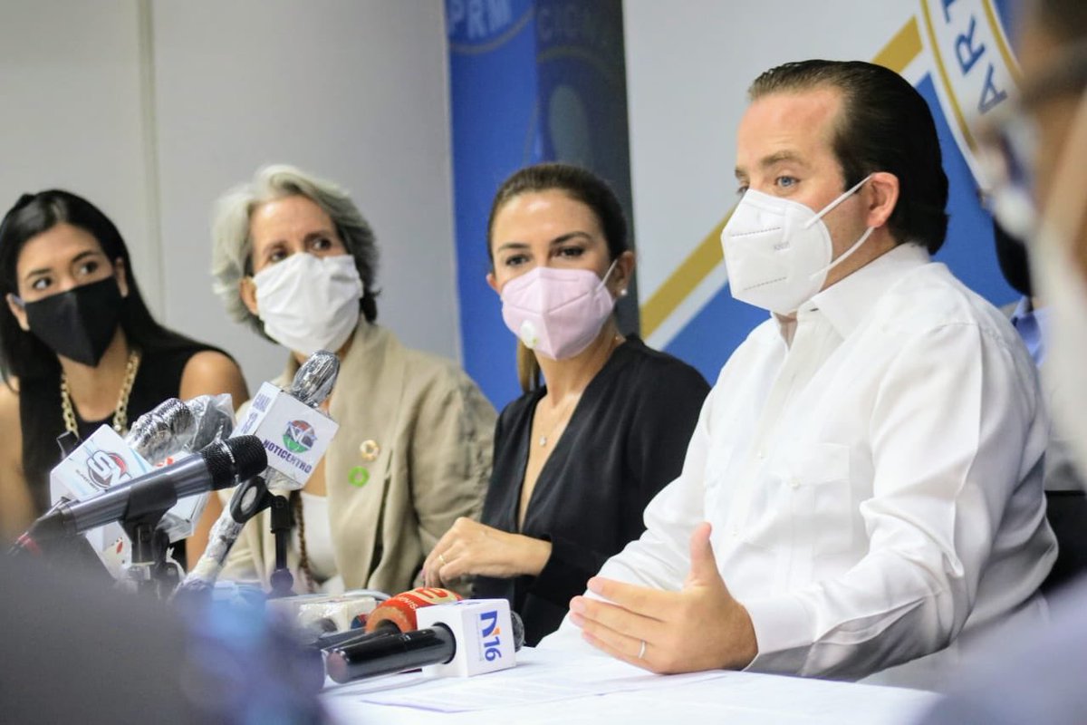 JosePaliza's tweet photo. Hoy firmamos un importante acuerdo inter institucional con la iniciativa Valla Reusable para reciclar todas las vallas del PRM a nivel nacional, dándoles un oportuno segundo uso. https://t.co/8IlVD841fZ