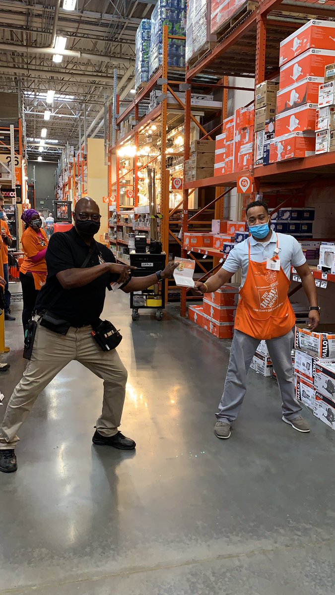 Derrick MET Suoervisor at 115 presenting a HomerAward to the D27 Department Supervisor for great partnership and building strong relationships!