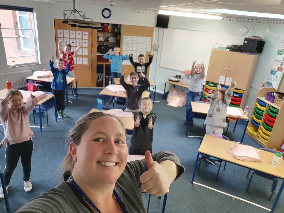 4EB_2019to2020's tweet photo. A fantastic final day in school for Pod A; a zoom call with new teachers @5SE_LPS and friends at home, some workshop art with @cookie_cartoons and some positive words to sum up Year 4. Happy days. 🙏🏻💕😊 https://t.co/bsIfxlUEPI https://t.co/dZxYV2gz7a