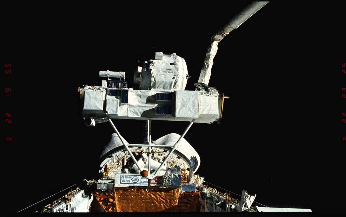 SpaceAboveUs's tweet photo. Here are a few extra photos that were too good to pass up. #STS39 4/7 https://t.co/OiQgrV3iIs