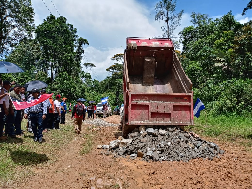 Canal4Ni's tweet photo. Entregan sitio para construcción de segundo tramo de #carretera hacia #Musawas en Bonanza
#Noticias #Nicaragua
👉https://t.co/5cILlPLPAw https://t.co/9Pz1IIB4z8