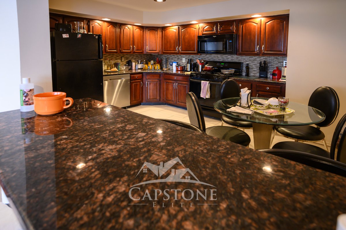 Capstone_Elite's tweet photo. AVG # OF PEOPLE PER FLOOR IN DORM 40-50🙅
AVG # OF PEOPLE PER CAPSTONE RENTAL 3-5 ☺️ https://t.co/0XVx83kpiV