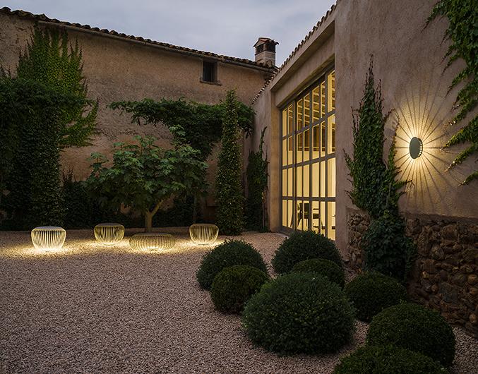 SalexLUC's tweet image. Designed by Jordi Vilardell  &amp;amp; Meritxell Vidal, @VibiaLight's Meridiano #walllight projects a comfortable #light that creates patterns of light and shadow, making a magical luminous effect. #vibiaMILES: bit.ly/3g4MSoA