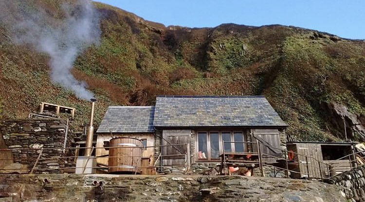 CarswellCottage's tweet photo. We have just opened The Beach Hut up for winter bookings, so if you fancy a weekend away from it all, this could be the perfect retreat... #winterbreak #staycation #beachhut #devonwinterbreak #winterholiday https://t.co/vxu1hvICrU
