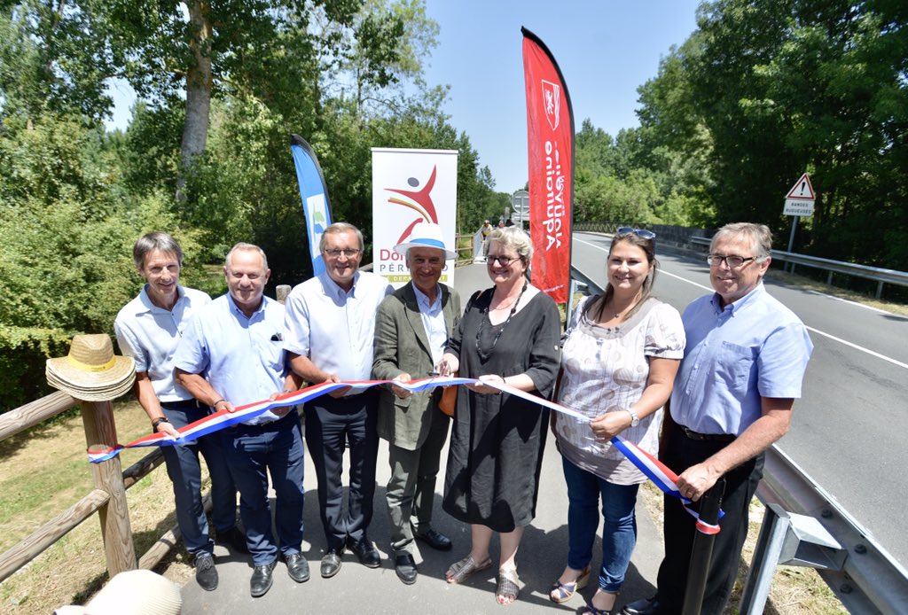 NvelleAquitaine's tweet photo. [#FlowVelo] #Salignac: inauguration de 282km d’itinérance cyclable reliant l’Ile d’Aix en #CharenteMaritime à #ThiviersNontron en #Dordogne par la #Charente
 
➡️Un itinéraire qui s'inscrit dans le Schéma des #Véloroutes 2020-30 de #NouvelleAquitaine🚴‍♀️

🔗https://t.co/AH84BL91dg https://t.co/1Sn1qzqOKE