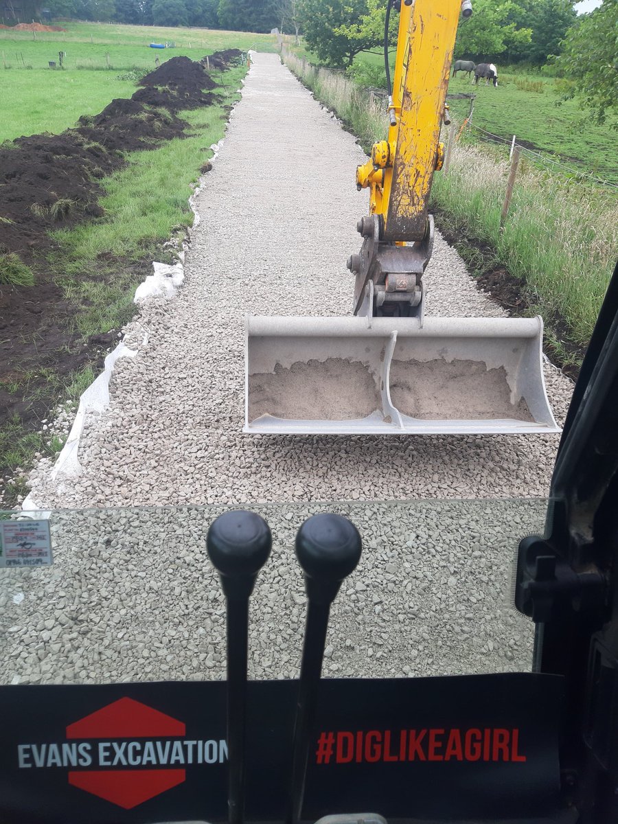 EvansExcavation's tweet photo. Temporary road for parking put in through a field in Wilmslow #diglikeagirl #girlboss #smallbusiness #FemaleEntrepreneur #workingmummy #evansexcavation #womeninconstruction #womensupportingwomen #earthmovers #js130 #Wilmslow ๐ทโโ๏ธ๐๐ https://t.co/SyrDuuE7sY