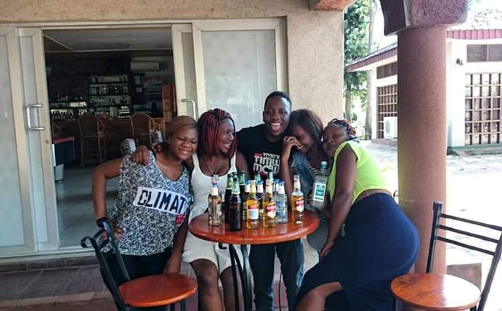 on this particular day, a Saturday morning, Doc calls me around 2am, zalowa!!! am at vibes having drinks..well fast forward, it's 10 am, a few drinks and an accident later, we are at Sun n Sand having drinks with some friends of mine from DMi.. great people.. Pic from actual day