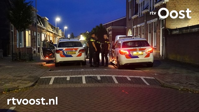 Politie in kogelwerende vesten naar mogelijke vechtpartij in Deventer. #rtvoost.