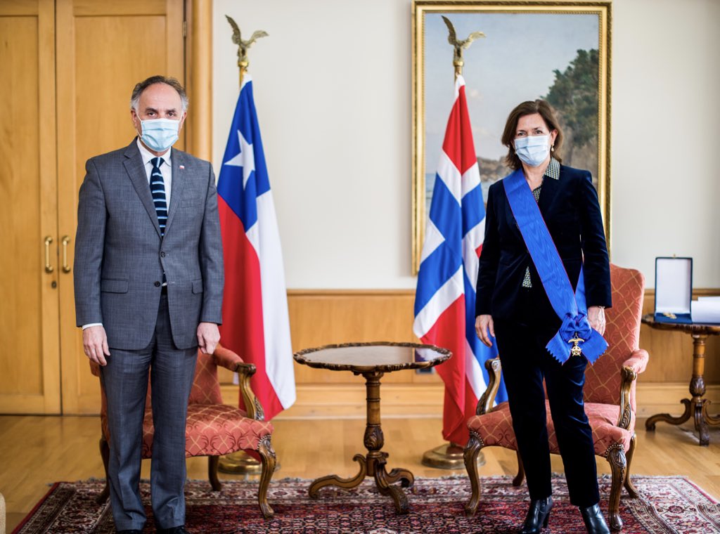 Muy honrada por la distinción🎖que me otorgó hoy el canciller <a href="/TeodoroRiberaN/">Teodoro Ribera Neumann</a>. Han sido años de excelente cooperación con <a href="/Minrel_Chile/">Cancillería Chile 🇨🇱</a>, fortaleciendo aún más los lazos entre nuestros países 🇳🇴🇨🇱. Dejaré #Chile con lindos recuerdos, esperando poder volver ❤️