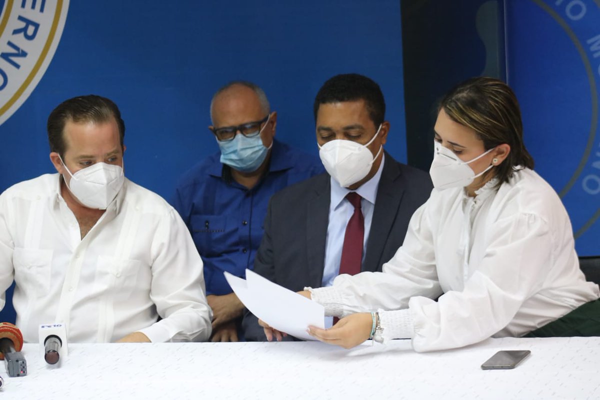 ElizabethMateo's tweet photo. Hoy el @PRM_Oficial dio un paso ejemplar, firmando un acuerdo con #VallaReusable, una iniciativa de Sostenibilidad 3R y @alphainversion para reciclar y reutilizar las vallas publicitarias en la confección de mochilas, bolsos, botiquines. @JosePaliza @CarolinaMejiaG @VictorDazaT https://t.co/fndJouwrPT