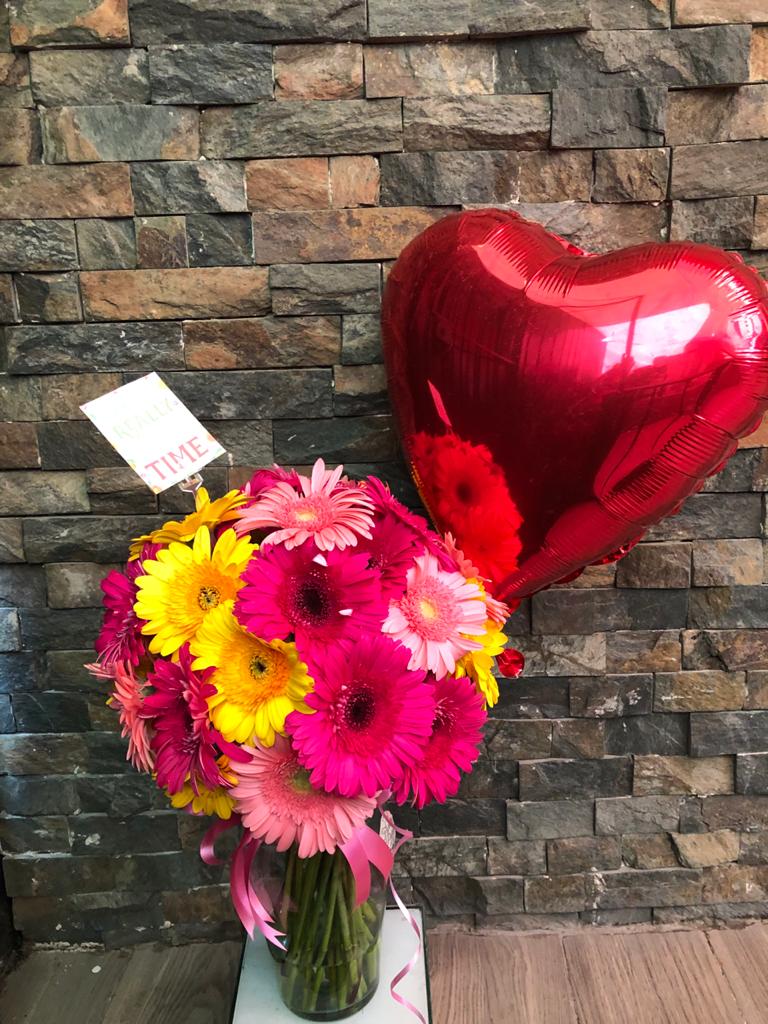 FloreriaPalermo's tweet photo. Buen día, seguimos a sus órdenes con envios a Domicilio @painalton_bm 
• Florero con gerberas y Ramo de gerberas • #cedaadomicilio #gerberas #enviaflores #globos https://t.co/ind1ZPqT5y